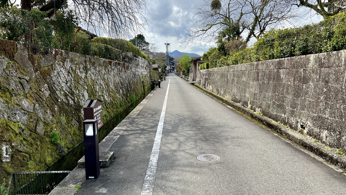 沿着城下町石墙延续的静谧水路