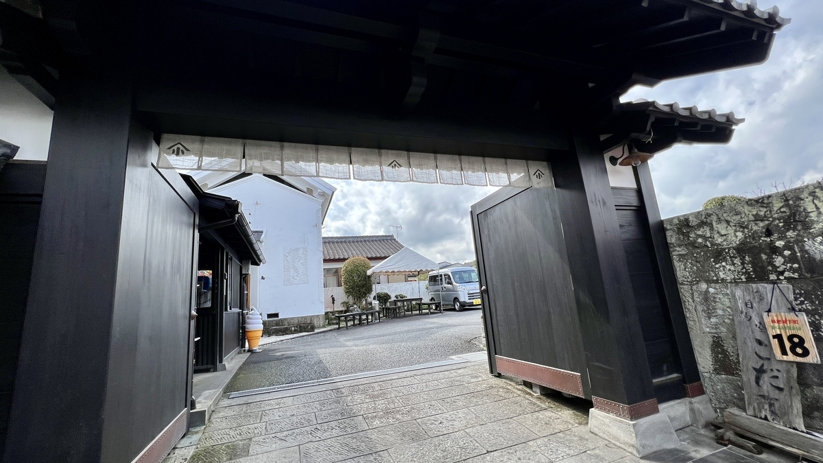 后门入口和写有指示的看板景象