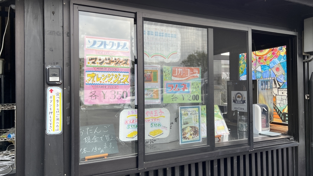 后方的销售空间和接待处景象