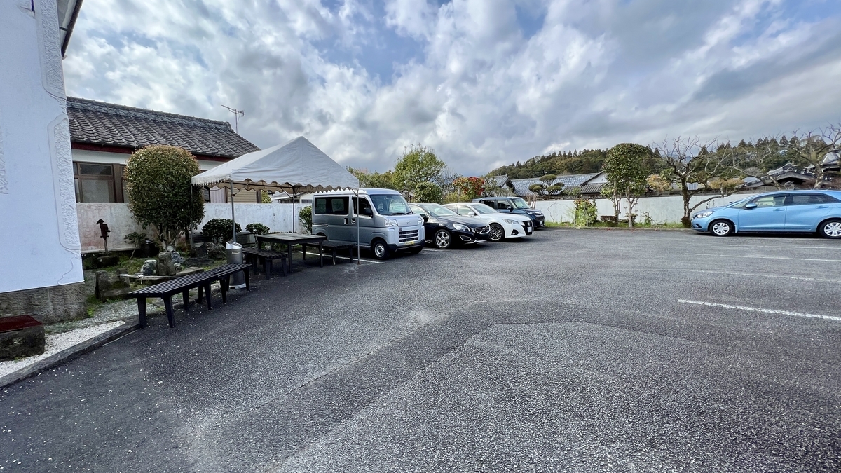 后方停车场设置的长椅和休息用空间