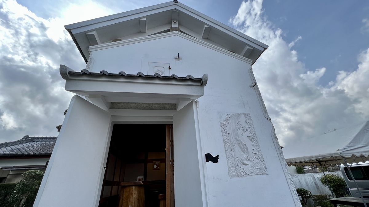 白墙仓库的外观和开放的入口景象