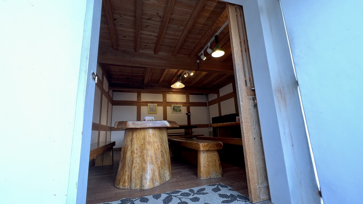 通往仓库内部的入口景象