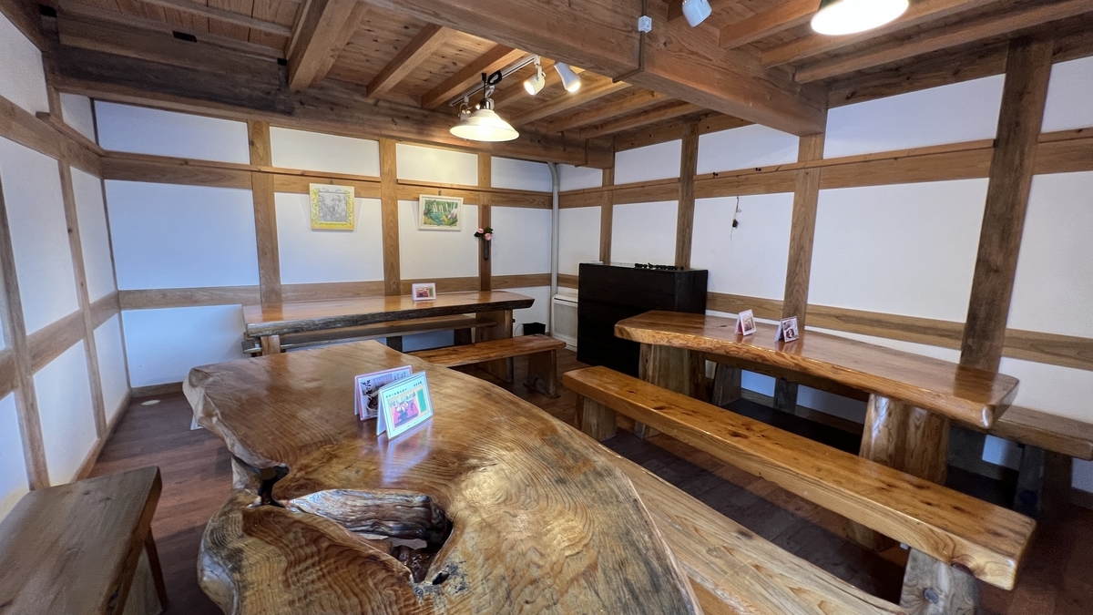 仓库内设置的天然木桌椅