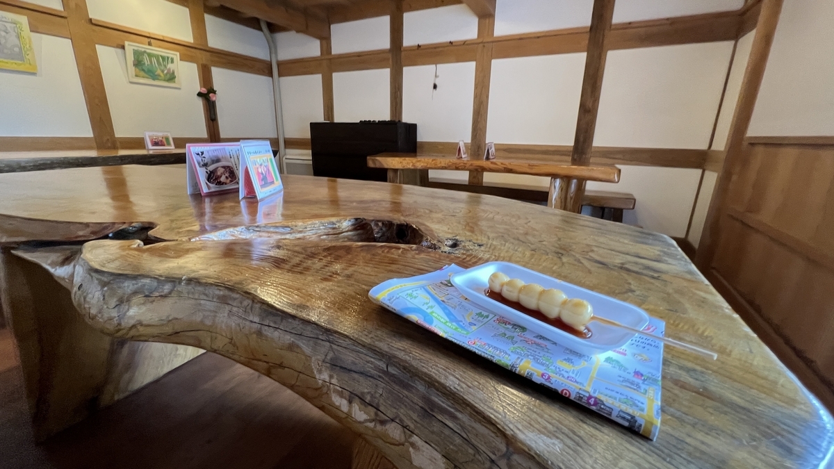 仓库内部的休息空间和摆放观光介绍资料的桌子