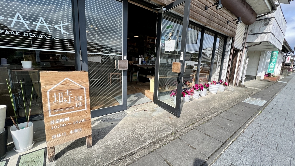 店铺入口商品排列人员出入的景象