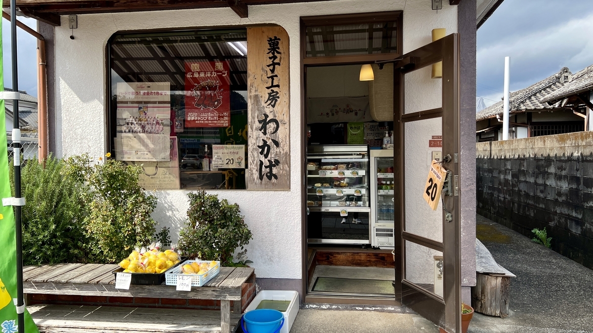 当地餐饮店入口和可见招牌的景象