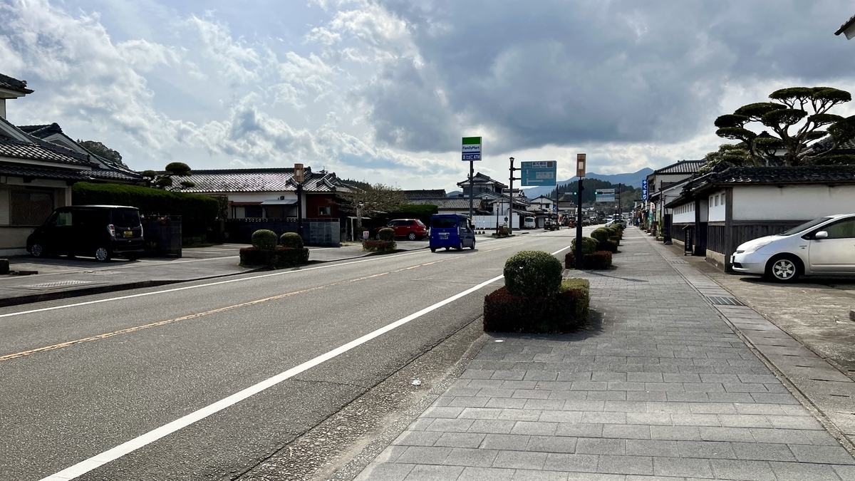 城下町的车道和人行道延续的街景