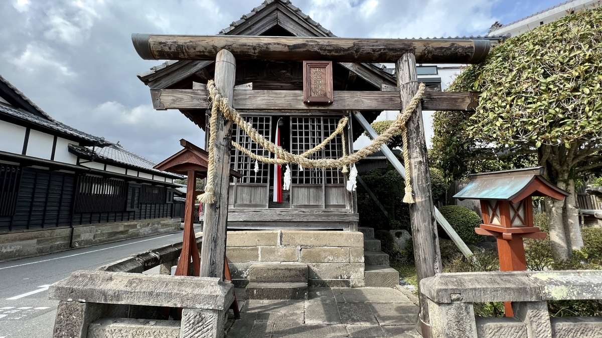 木制大门和绳索装饰的神社入口
