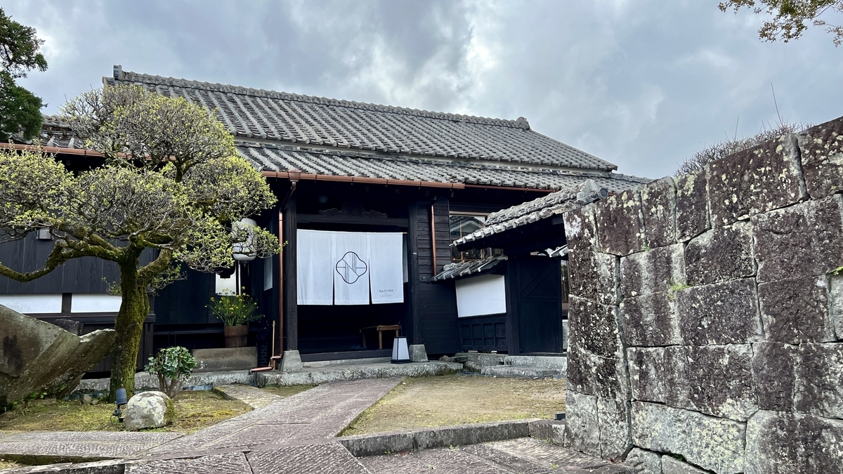 黑墙建筑和石墙相邻的街景