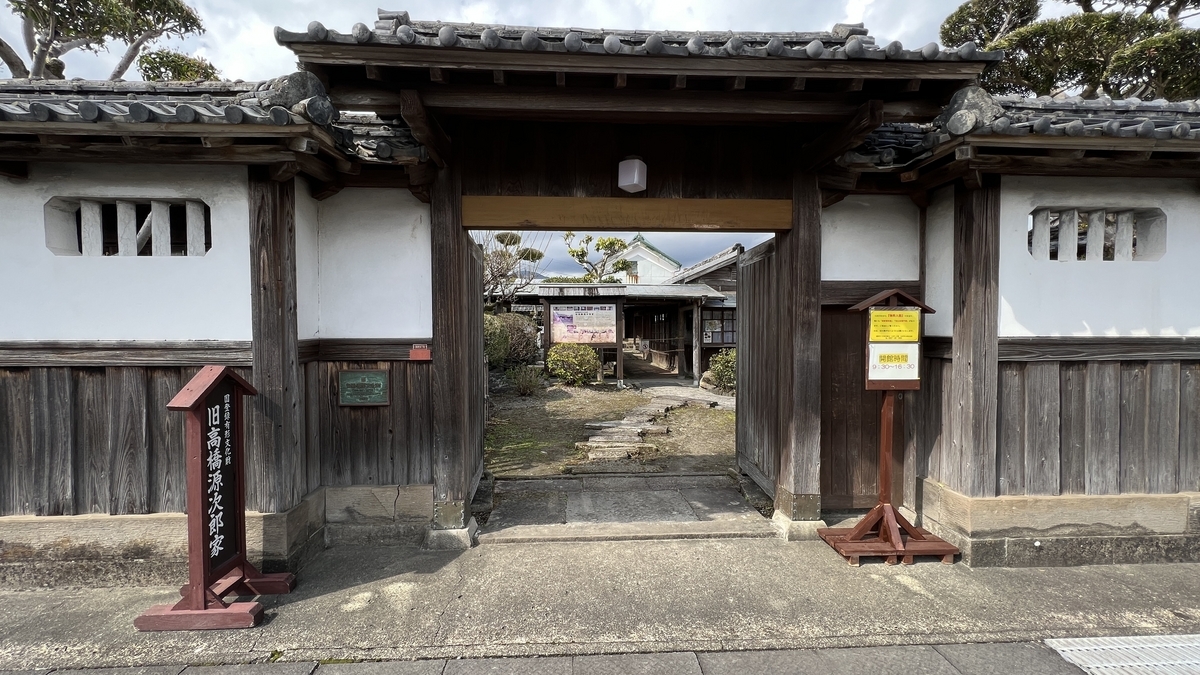 木制大门和历史悠久瓦片屋顶建筑可见的风景