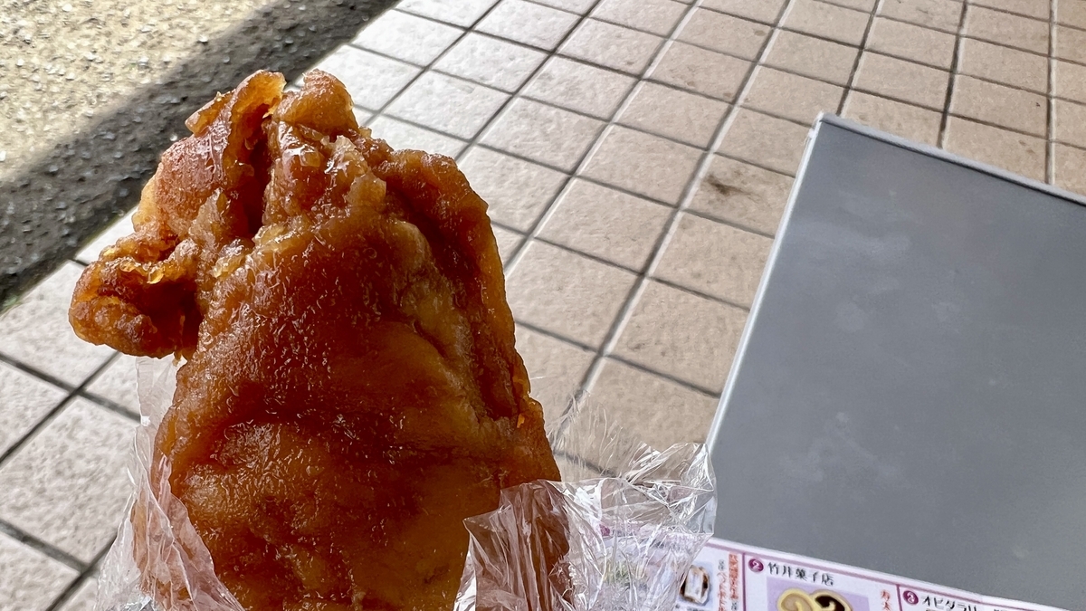 手持Tomura烤鸡品尝的景象