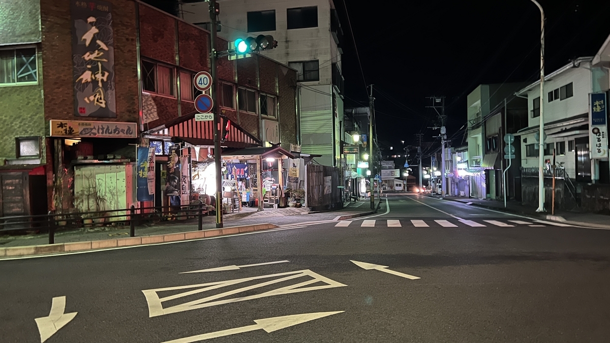 夜の本町交差点を写した高千穂の静かな町並み