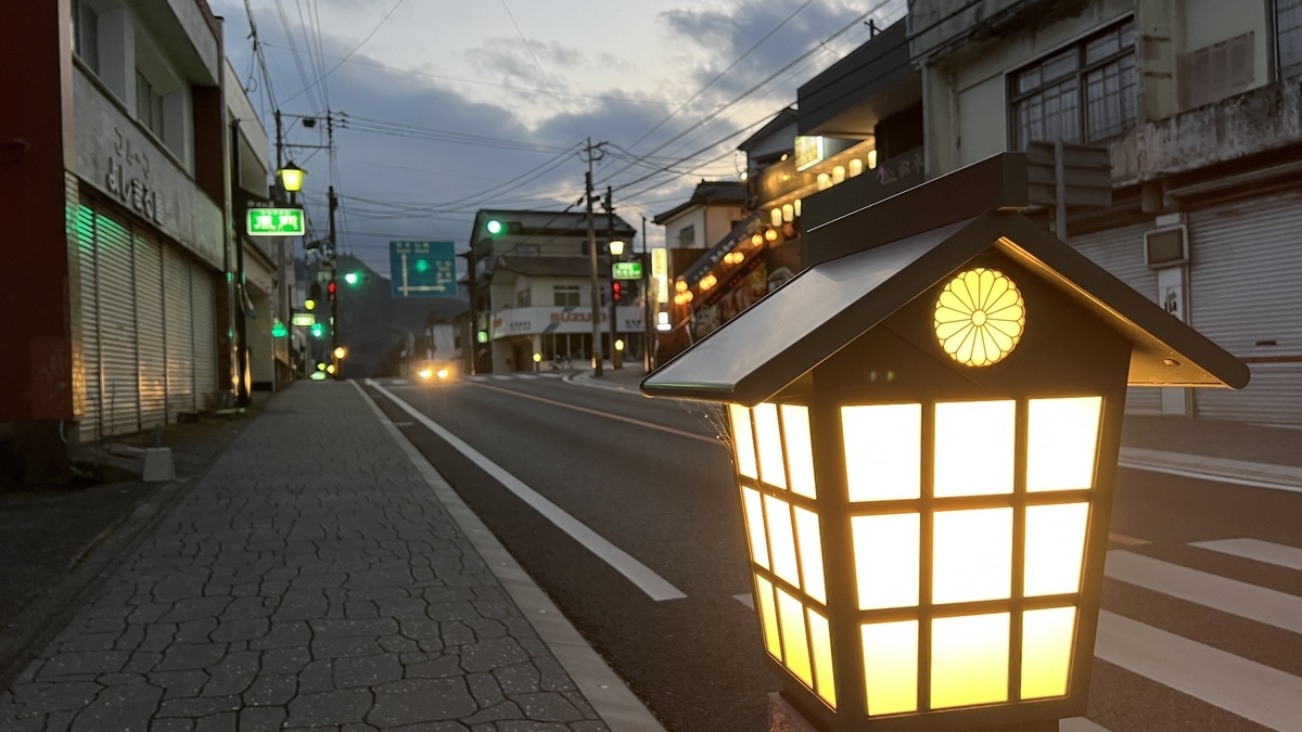 街灯に照らされた神殿通りの落ち着いた夜の景色
