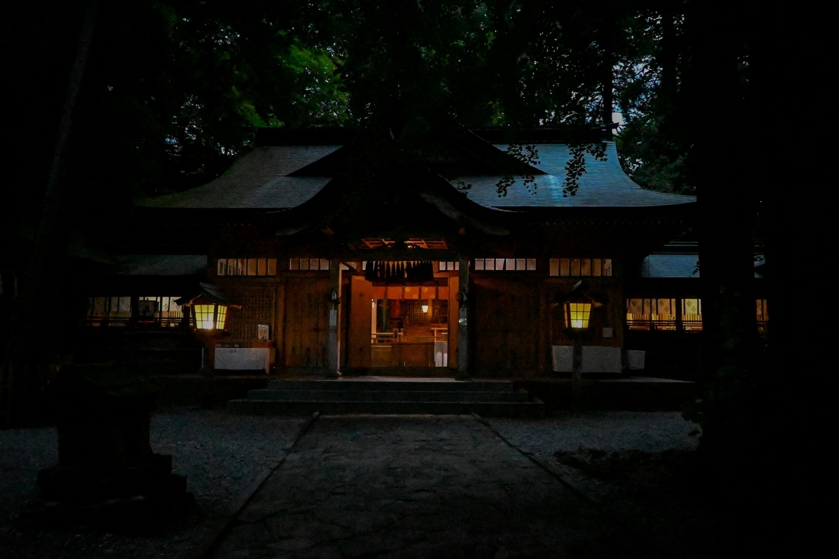 夜の高千穂神社 神楽殿の正面と灯りに照らされた境内