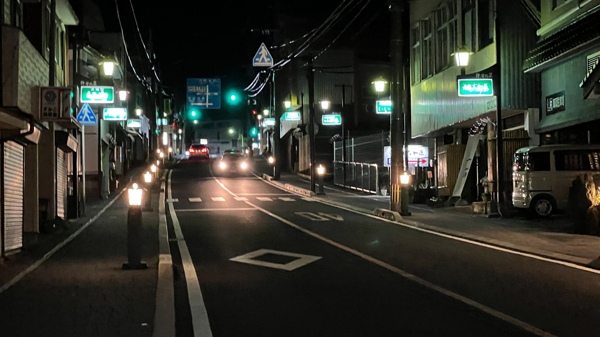 夜の神殿通りに明かりがまばらに灯る高千穂の中心部