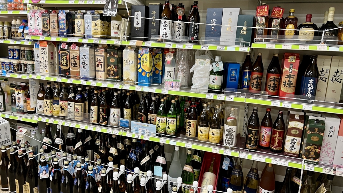 宮崎の酒が所狭しと並ぶ店内の酒売り場の棚