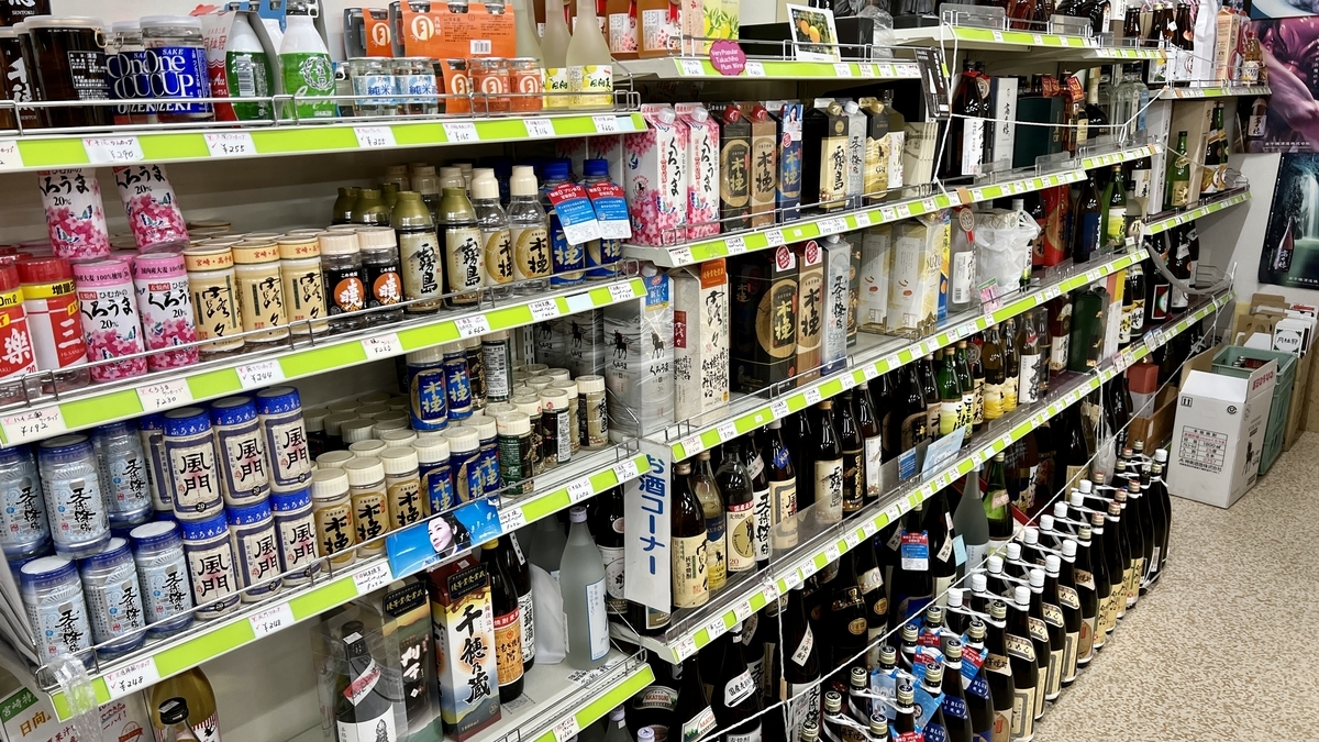 高千穂焼酎を含むさまざまな酒類が並ぶ店内の棚