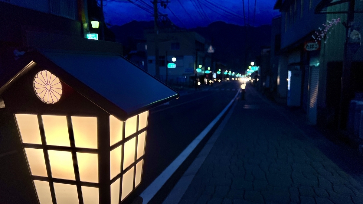 行灯の明かりが照らす高千穂の夜の静かな通り