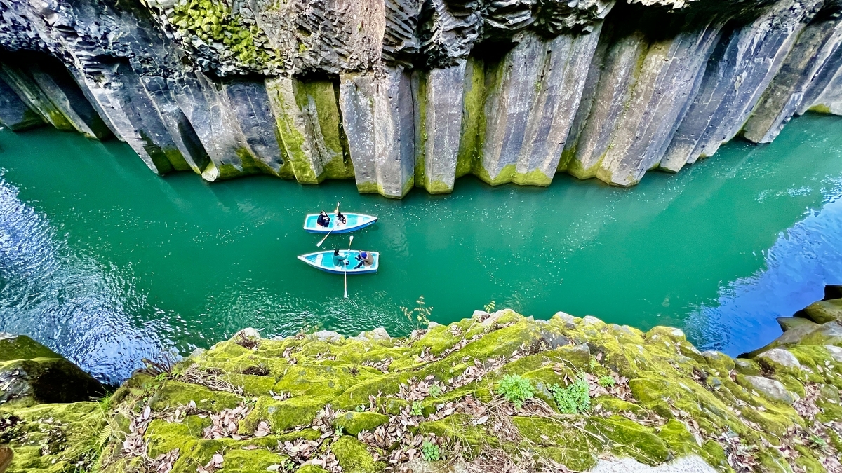 Manai Falls - boats on the river