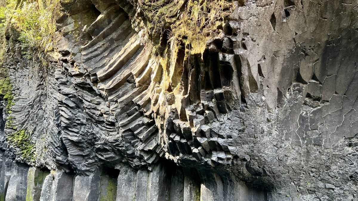 Columnar joints in the gorge wall