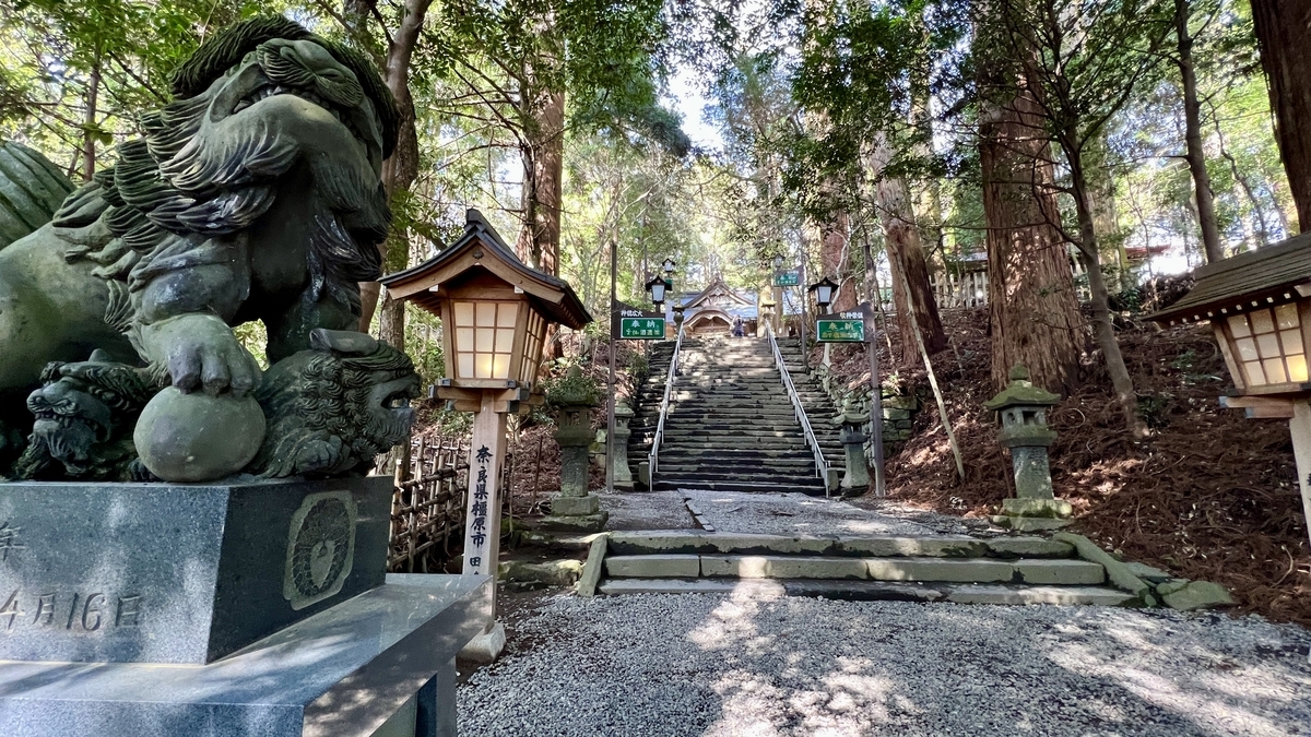 高千穗神社的石階和兩旁的狛犬參道