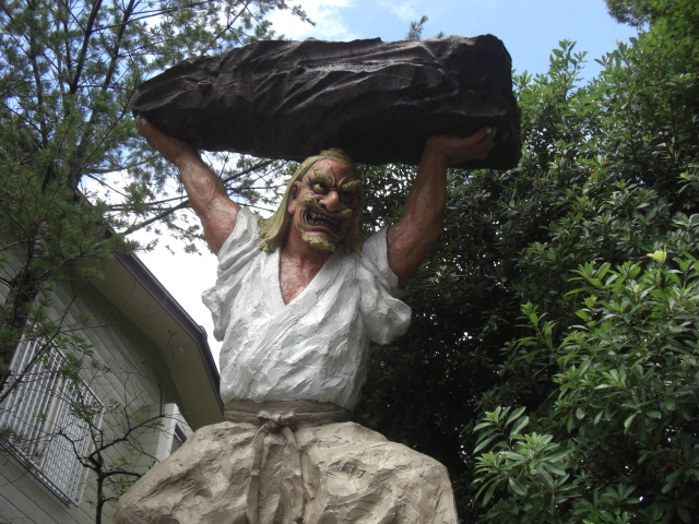 아마노이와토 신사에 있는 아메노타지카라오노미코토 상