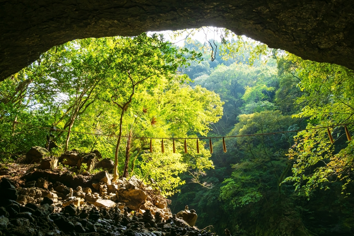 아마노야스카와라 동굴에서 바라본 빛 넘치는 바깥과의 대비