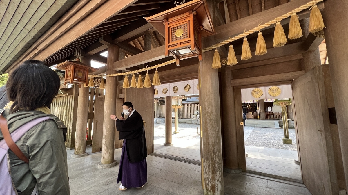 在西本宫前听讲解的参拜者