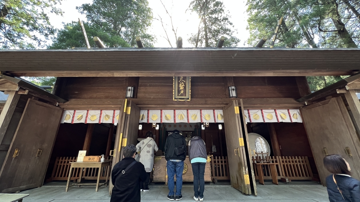 在西本宫拜殿参拜的人们