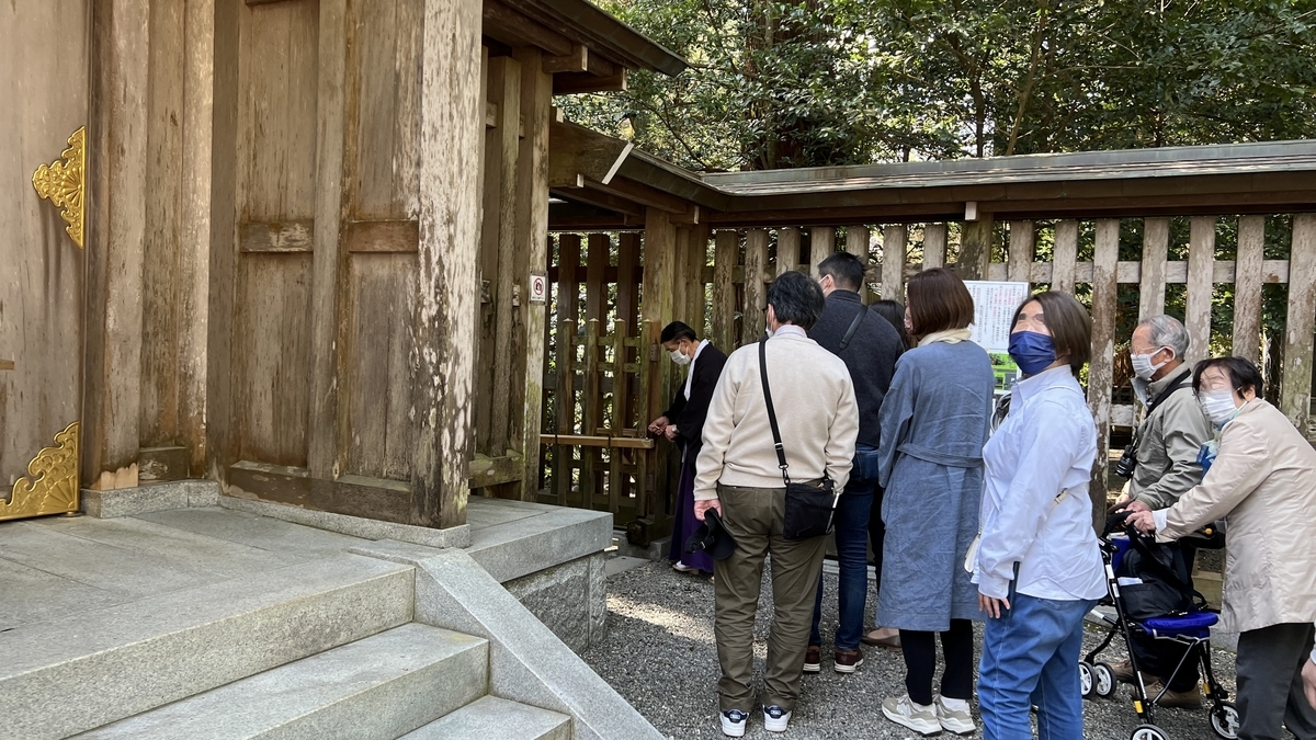 从拜殿后方走向天岩户的参拜者