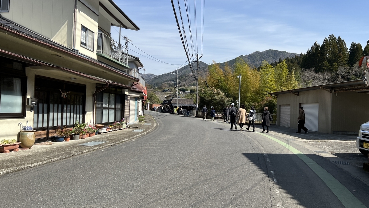 向天安河原方向行走的参拜者