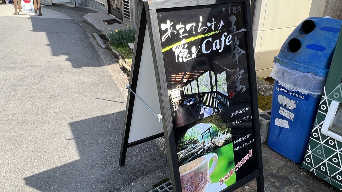 参道旁的店铺和经过的参拜者