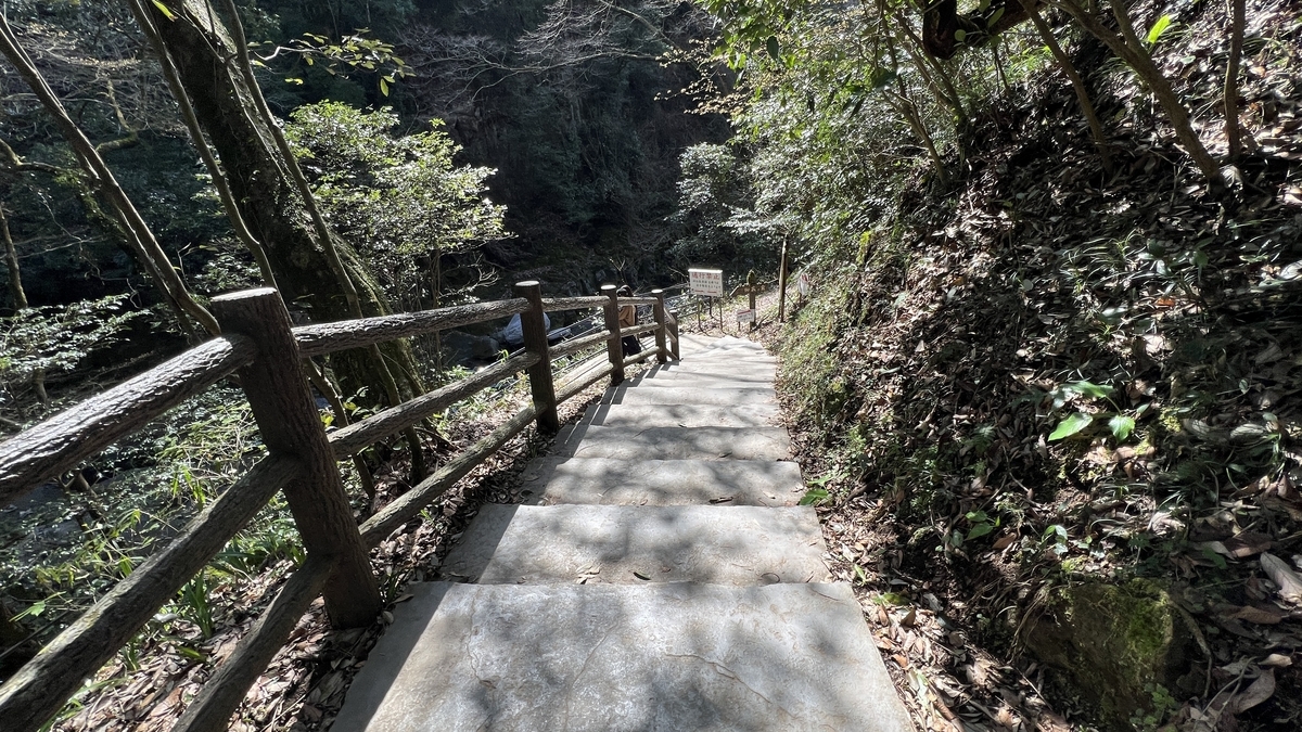 沿河设有扶手的步道