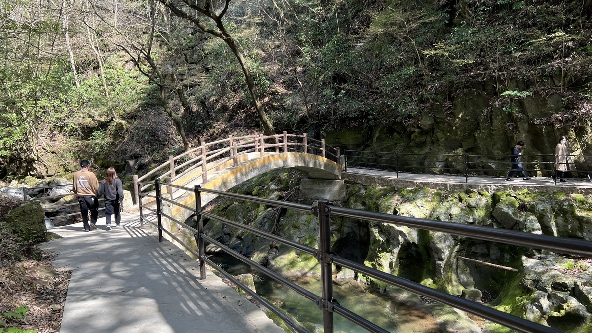 岩户川的水流和大小岩石