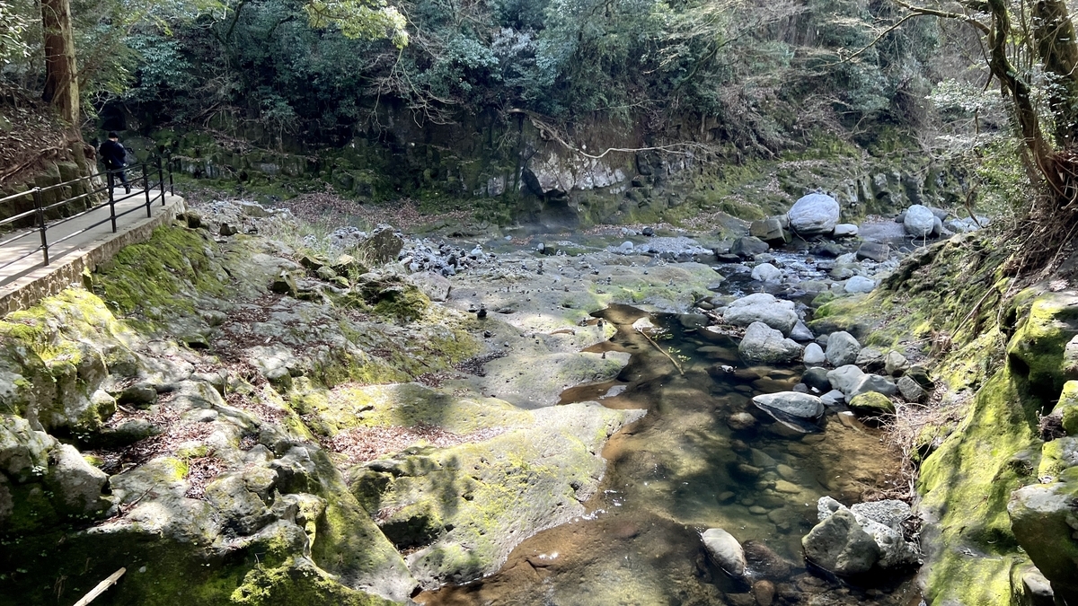 步道旁的岩户川河滩