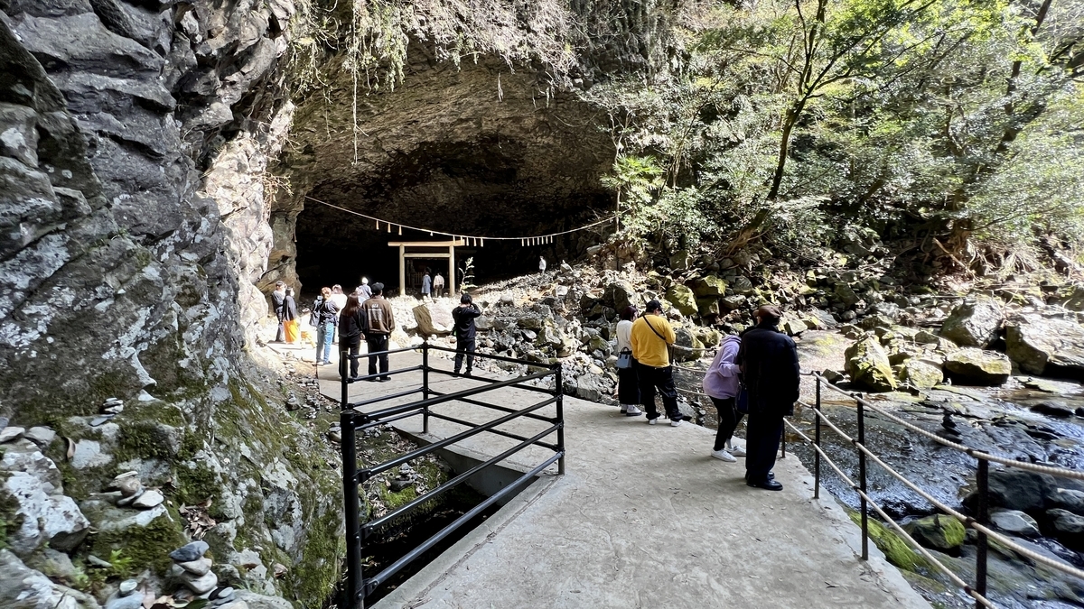 天安河原洞窟入口和前方的河滩