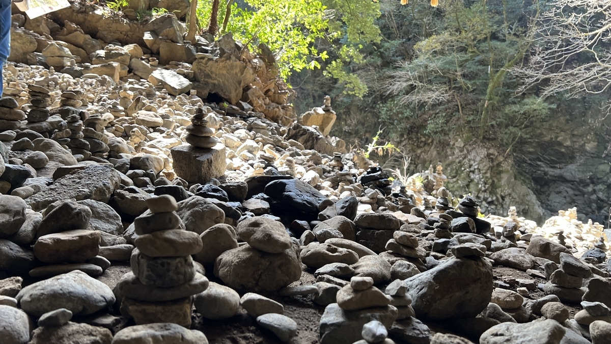 天安河原河滩上堆积的小石块