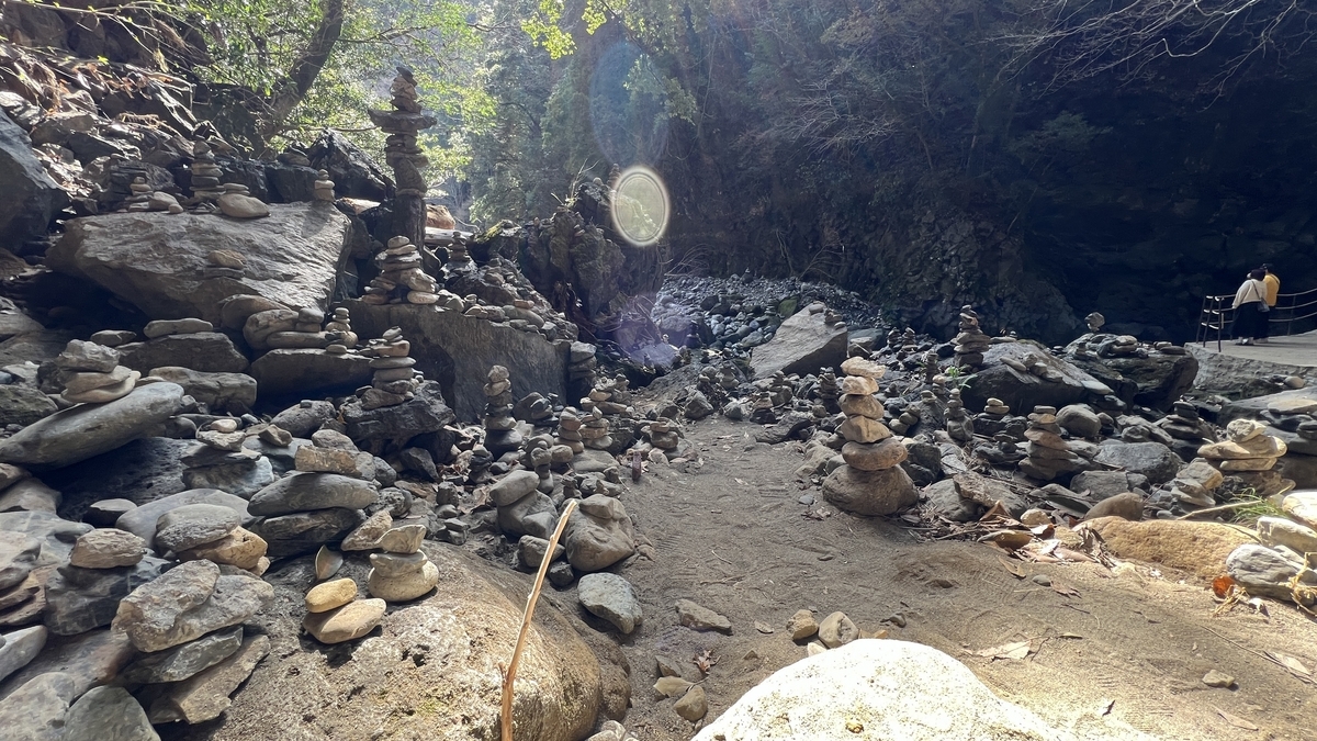 天安河原洞窟内部遍布石塔