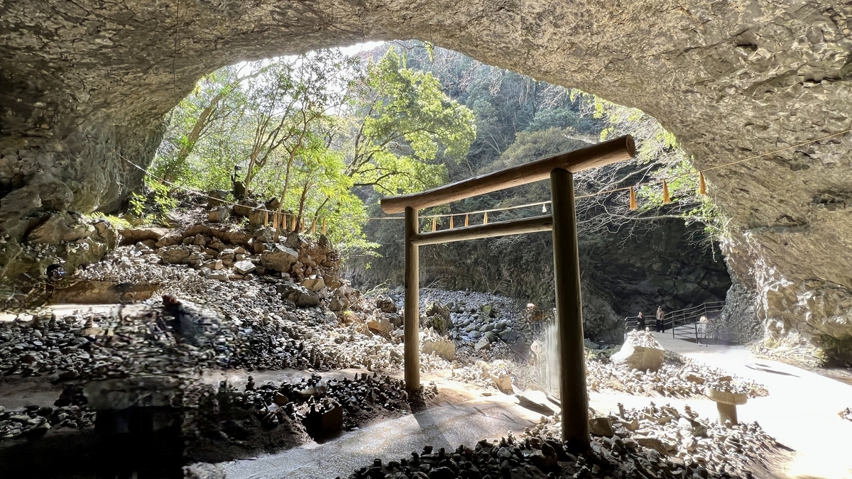 洞窟顶部和从外面照进来的自然光