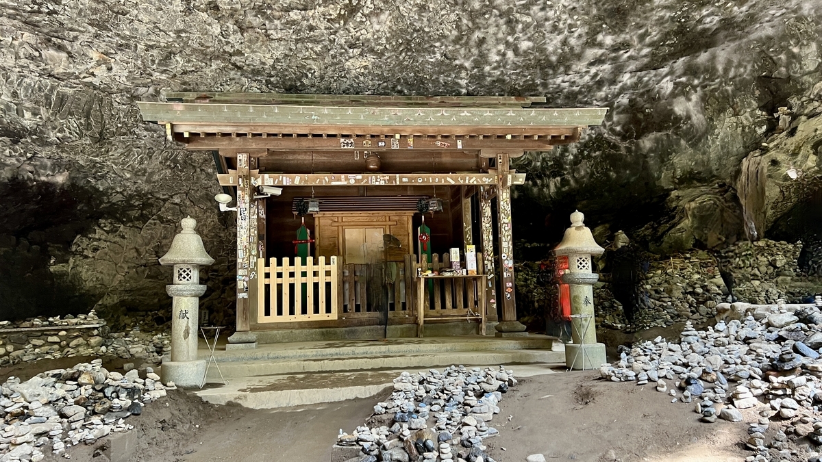 从洞窟内部看鸟居和参拜处