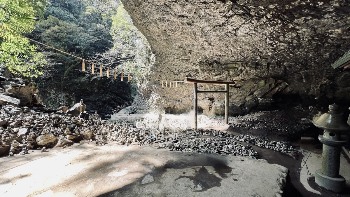 从深处看天安河原洞窟内部全景