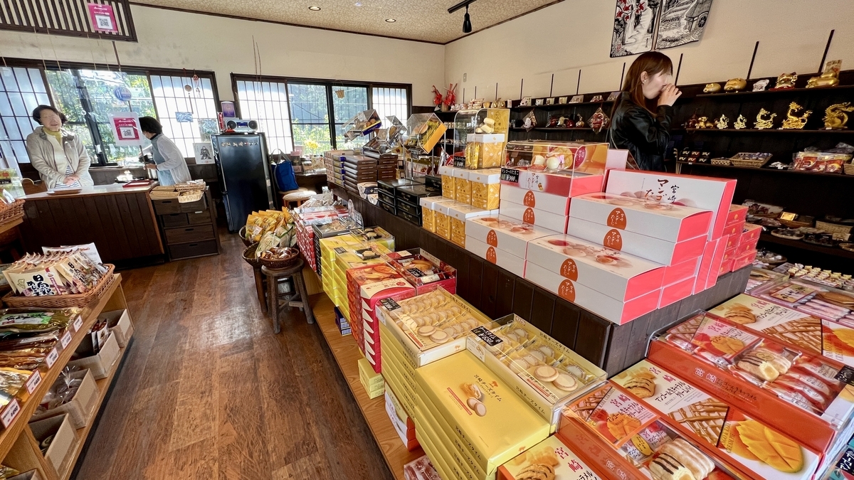 丸菊店内陈列的高千穗点心和纪念品