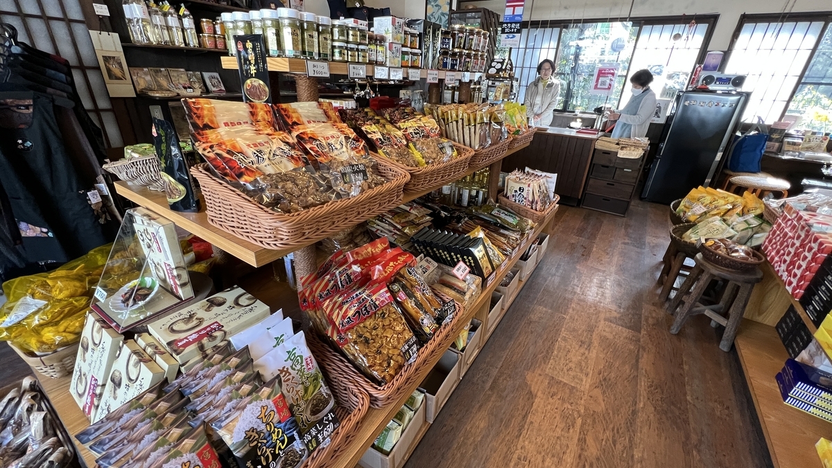 丸菊店内的特产和点心
