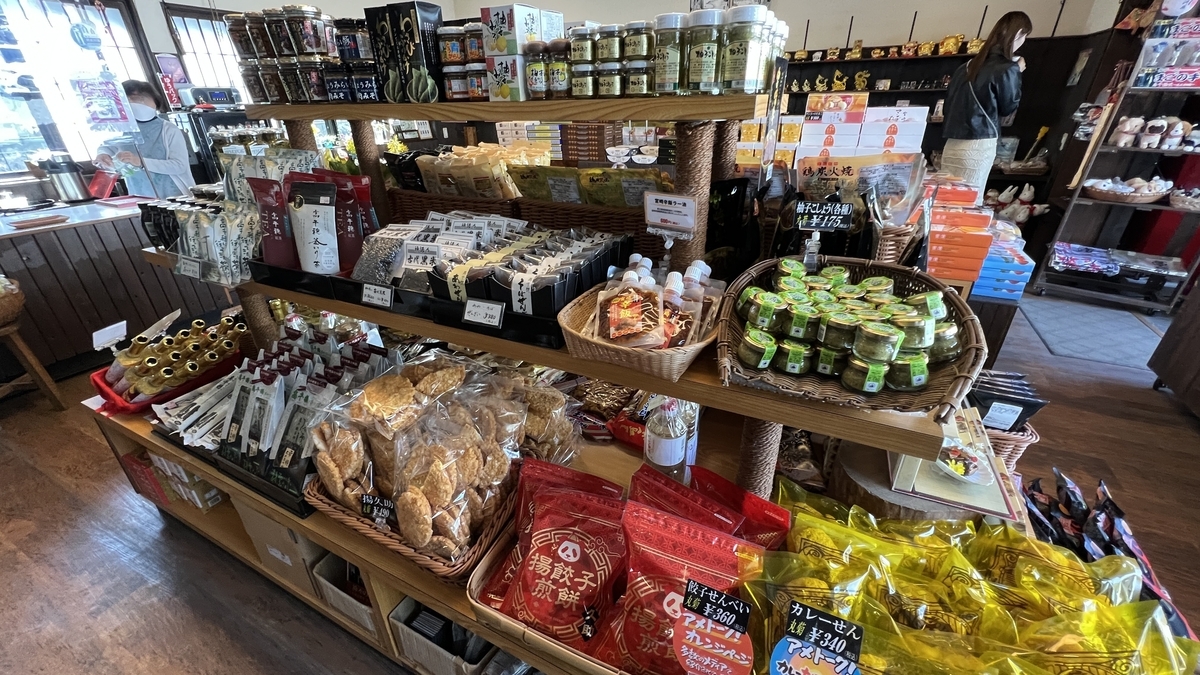 货架上陈列的高千穗特产和点心