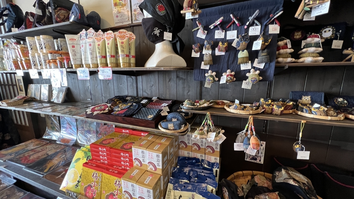 丸菊店内的茶叶、小物件和杂货