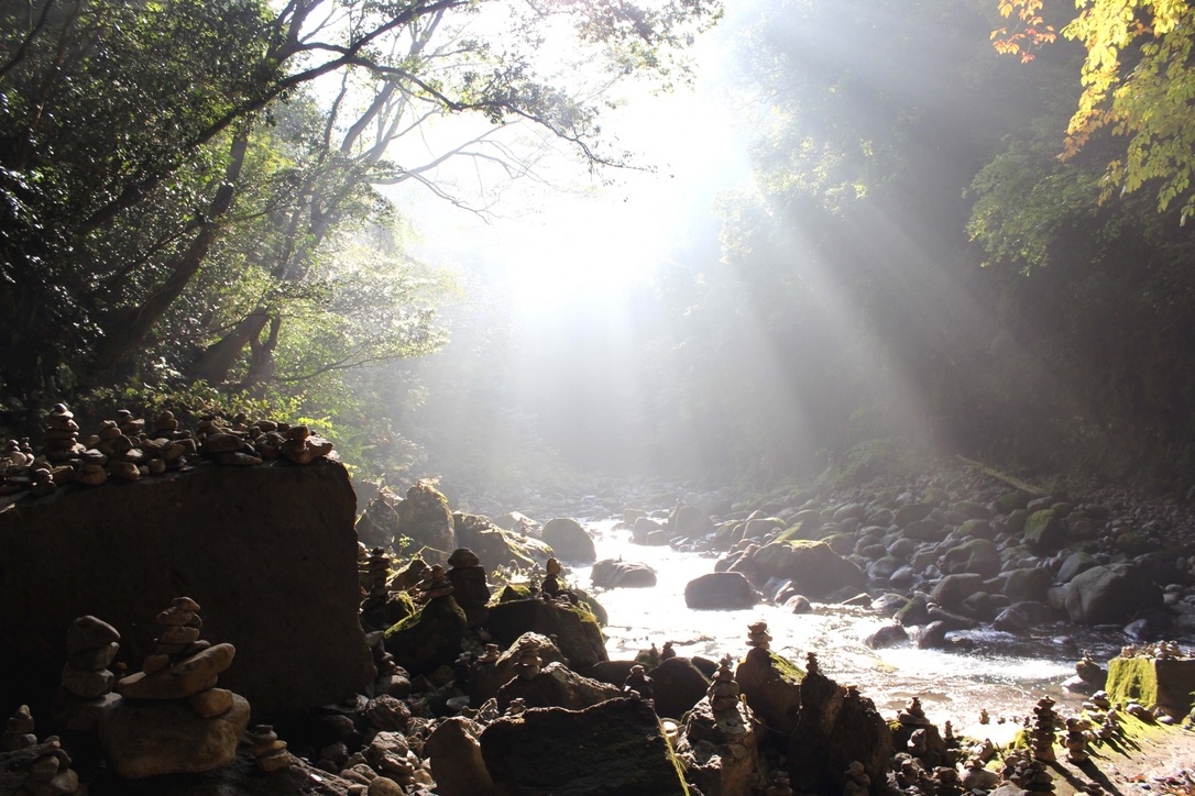 天安河原步道上光线照射的梦幻景象