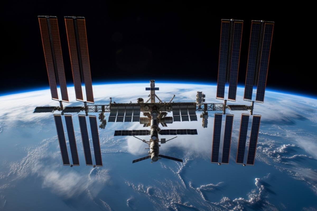 지구의 푸른 지평선을 배경으로 태양전지판을 펼친 국제우주정거장