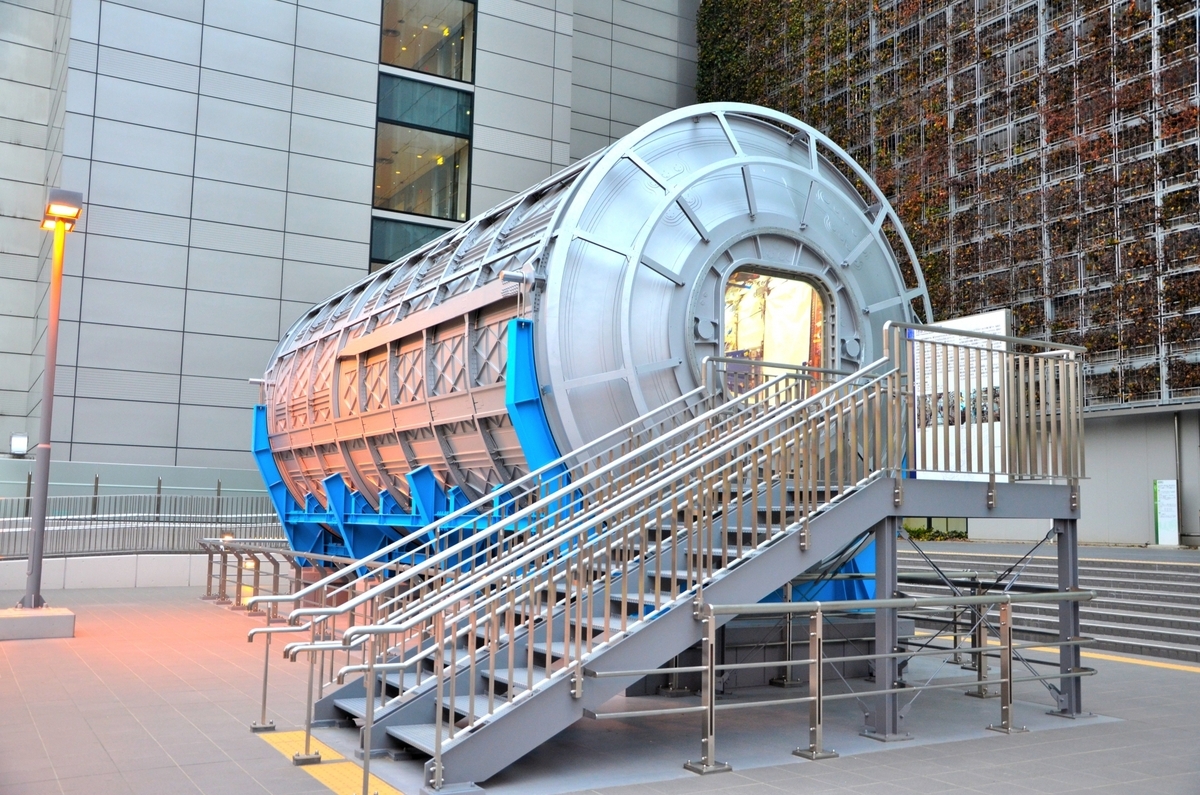 국제우주정거장 기보 실물 크기 모형의 원통형 모듈과 견학용 계단