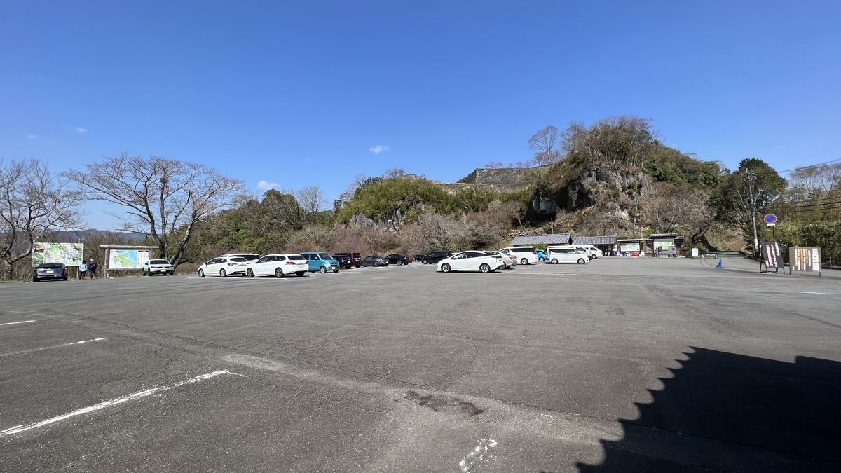 멀리 석벽 언덕이 보이는 오카성 주차장 광장