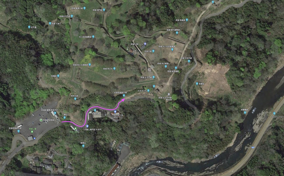 주차장에서 오카성 입구까지의 도보 경로를 보여주는 항공 사진